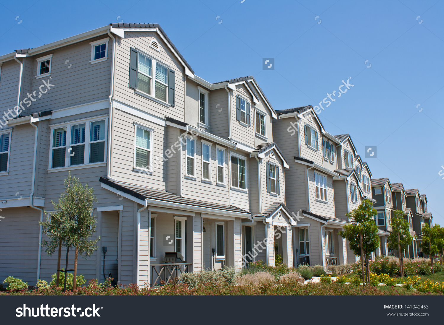 stockphotoarowofnewtownhomescondominiumsnearsanjose
